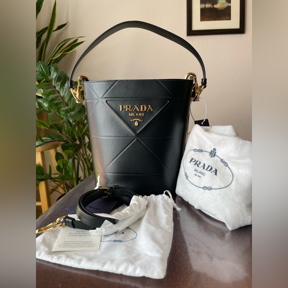 PRADA LOGO PLAQUE BUCKET BAG IN BLACK 1BE048 - Picture 3 of 16